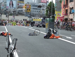 写真:スタントマンによる交通事故再現