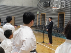 写真:空手大会であいさつする吉住区長