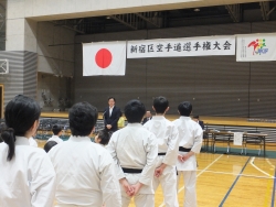 写真：空手大会であいさつする吉住区長