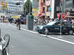 写真:スタントマンによる自転車安全運転