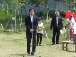 写真:緑祭りであいさつする吉住区長