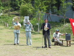 写真:植樹について説明