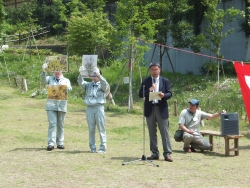 写真：植樹について説明