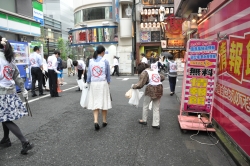 写真：歌舞伎町エリアのごみ拾い