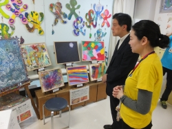写真:施設利用者による絵画展示