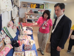 写真:施設利用者による小物展示