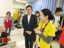 写真:新宿生活実習所内を視察する吉住区長
