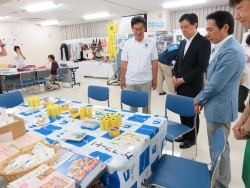 写真:さまざまなブースを見学する吉住区長