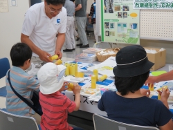 写真:子どもたちも工作でエコライフを学びました。