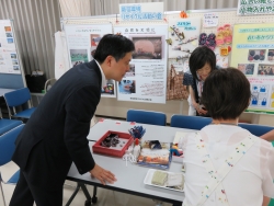 写真:説明を熱心に聞く吉住区長