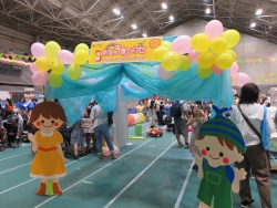 写真:会場へのゲートは風船で飾りつけ