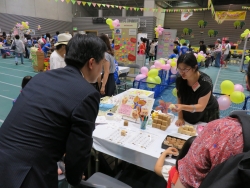 写真:ブースをひとつひとつ見学する吉住区長