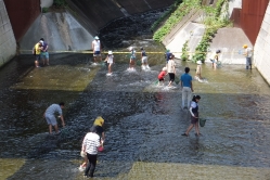 写真：開放された親水テラスの様子