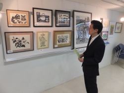 写真:展示物を鑑賞する吉住区長