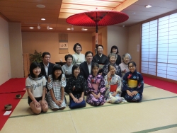 写真:茶室にて利用者の皆さんと記念写真