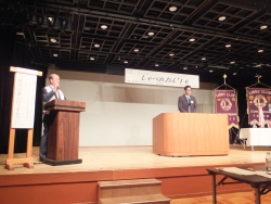 写真:司会者と参加者のフリートーク