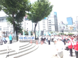 写真：新宿駅東口広場での参加者の様子