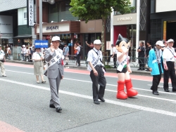 写真：吉住区長とアトムくんの行進