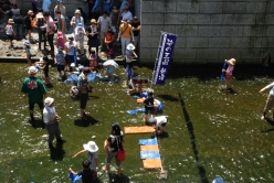 写真：神田川親水テラスで染め物を洗う染め物体験者たち