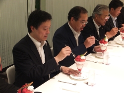 写真:パフェで試食する吉住区長と伊那市長
