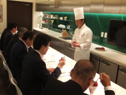 写真:試食会の様子