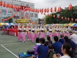 写真：つつじ連による踊り