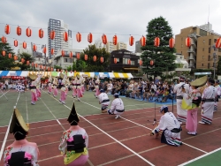 写真：つづじ連による踊り