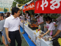 写真：会場を視察する吉住区h校