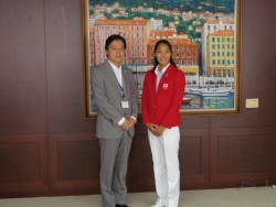 写真:吉住区長と三井選手の記念写真