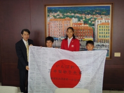 写真:落一小生徒と三井選手