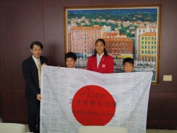 写真：落一小生徒と三井選手