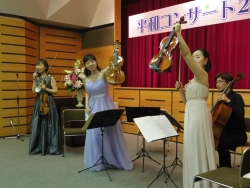 写真:奥田さんによる楽器解説