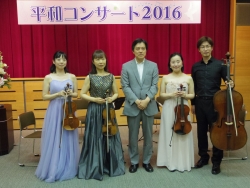 写真:区長と演奏者の皆さんとの記念写真