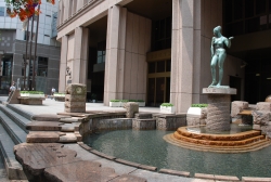写真：区役所本庁舎前の平和の泉・平和記念像
