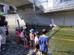 写真：水元体験の様子を見学する子どもたち