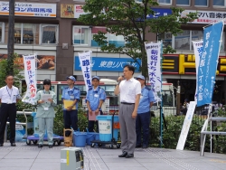 写真：あいさつする吉住区長