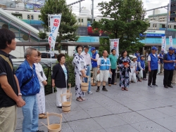 写真：打ち水参加者の皆さん