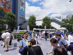 写真：打ち水スタート風景