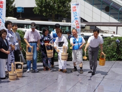 写真：吉住区長による打ち水