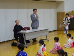 写真:あいさつする吉住区長