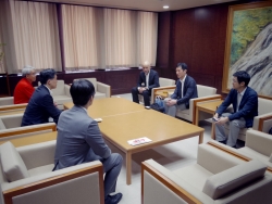 写真:吉住区長と東宝(株)関係者との面会