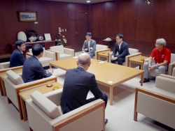 写真:吉住区長と東宝(株)関係者との面会