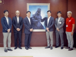 写真:ゴジラ肖像画前で記念撮影