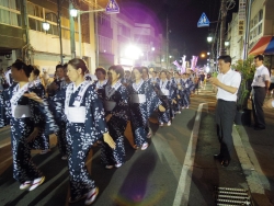 写真：新宿民謡連盟の皆さんをお出迎え