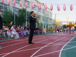 写真：上落合東部町会盆踊りであいさつする区長あいさつ