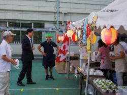 写真:模擬店を視察する吉住区長