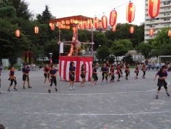 写真：戸山ハイツ北地区自治会盆踊りでの中学生ダンス