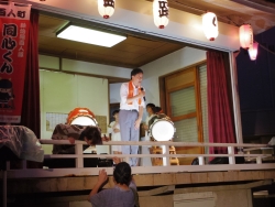 写真:百人町明るい会商店街振興組合盆踊りであいさつする吉住区長