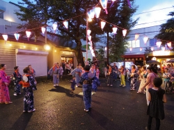 写真:皆中稲荷神社での盆踊り
