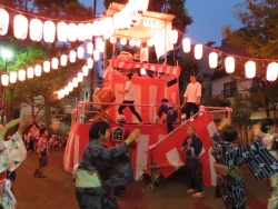 写真:大京町商店会納涼盆踊りの様子
